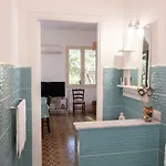 Isabel House イーゾラ・デッレ・フェンミネ